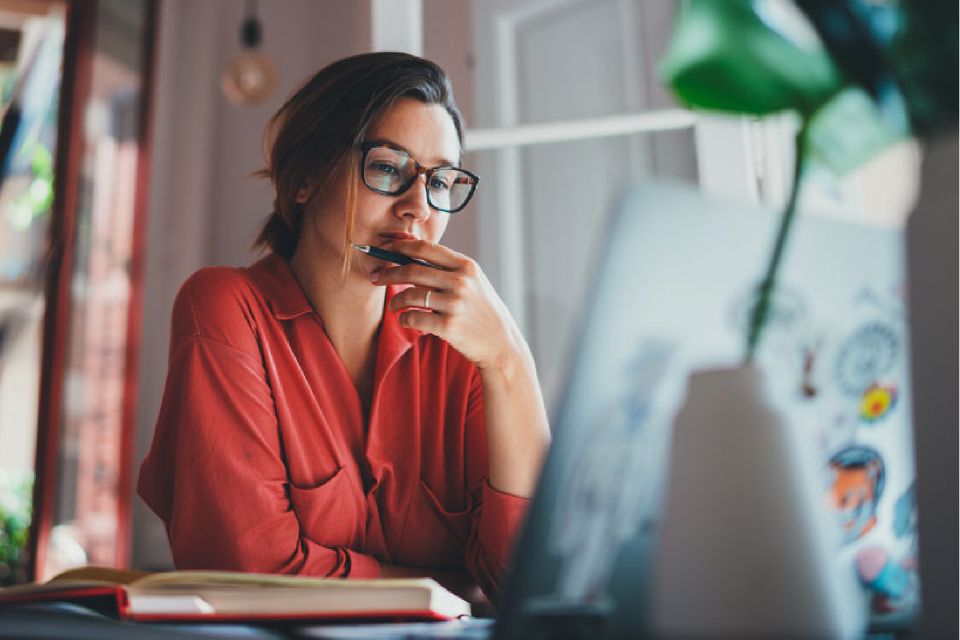 A women looking at the 1-grid website on her laptop